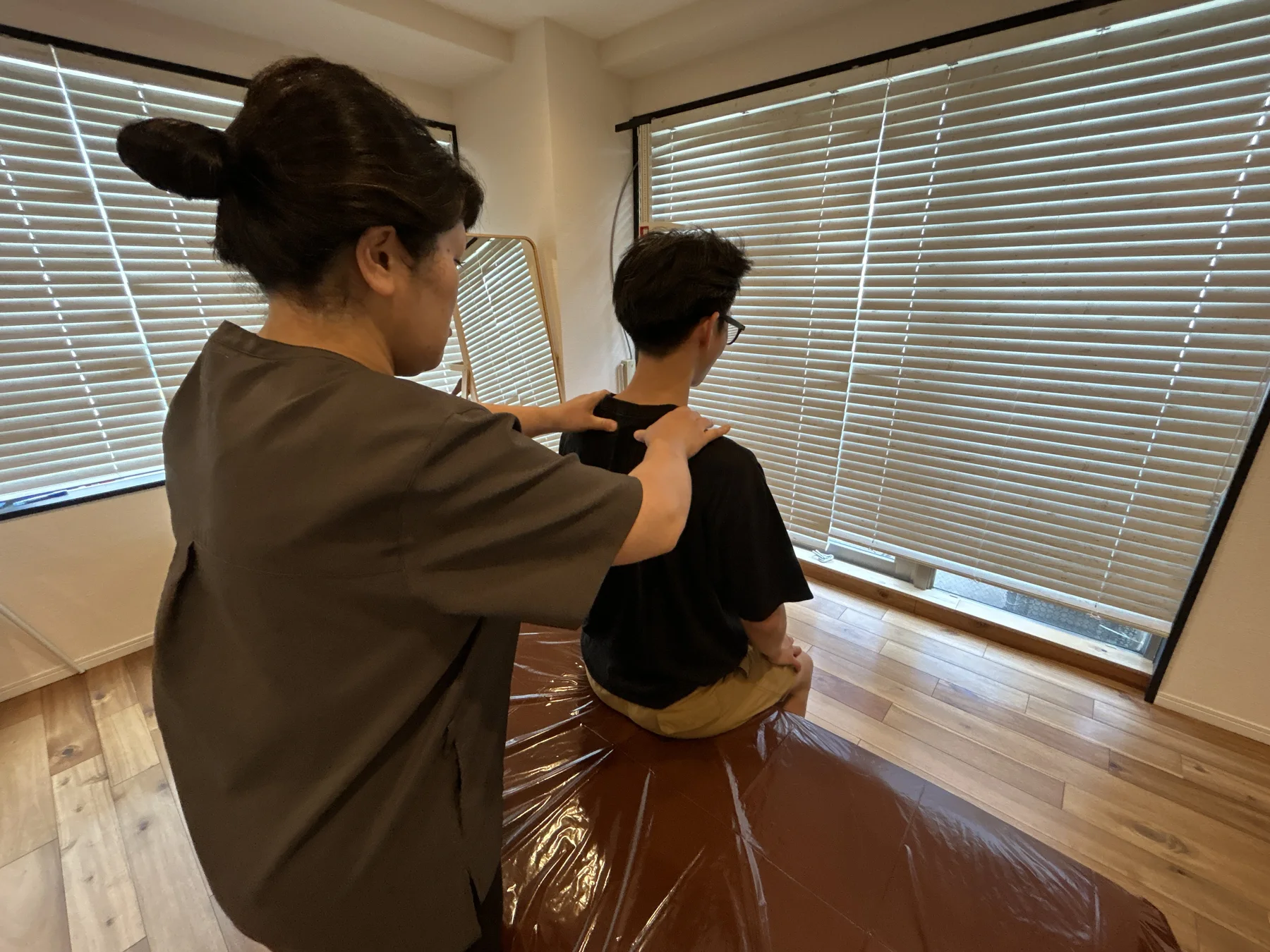肩まわりに触れ、身体の状態を確認する様子